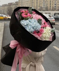 Букет из гортензий с кустовыми розами