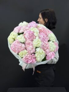 Букет из розово-белых гортензий 25шт