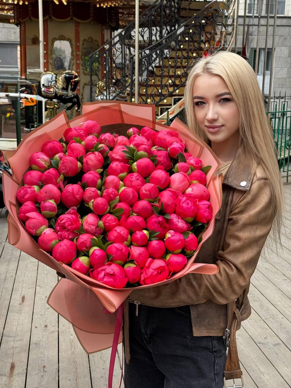 Букет из коралловых пионов 101шт