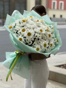 Букет из кустовых хризантем с ромашками