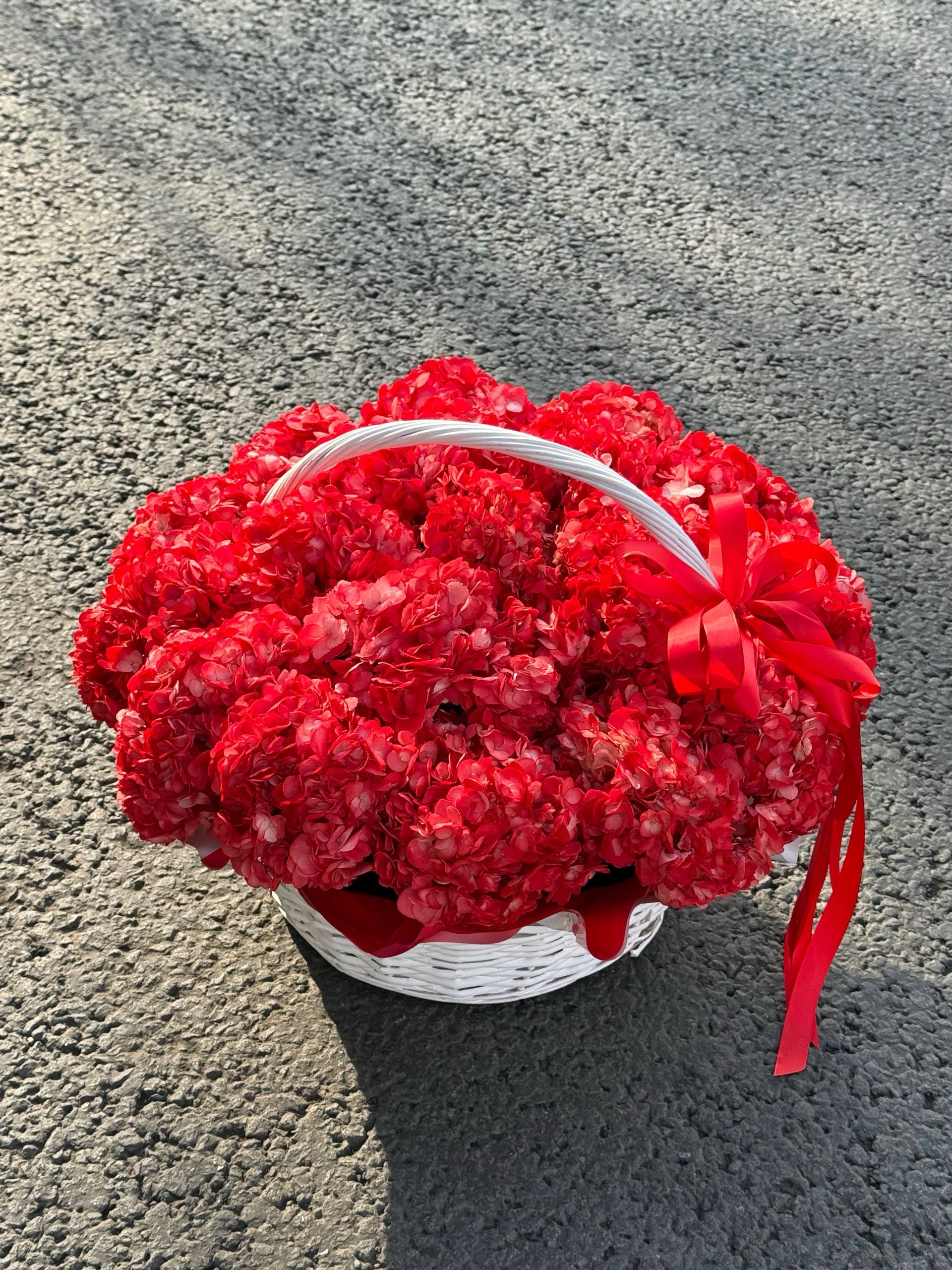 Корзина из красных гортензий 23шт