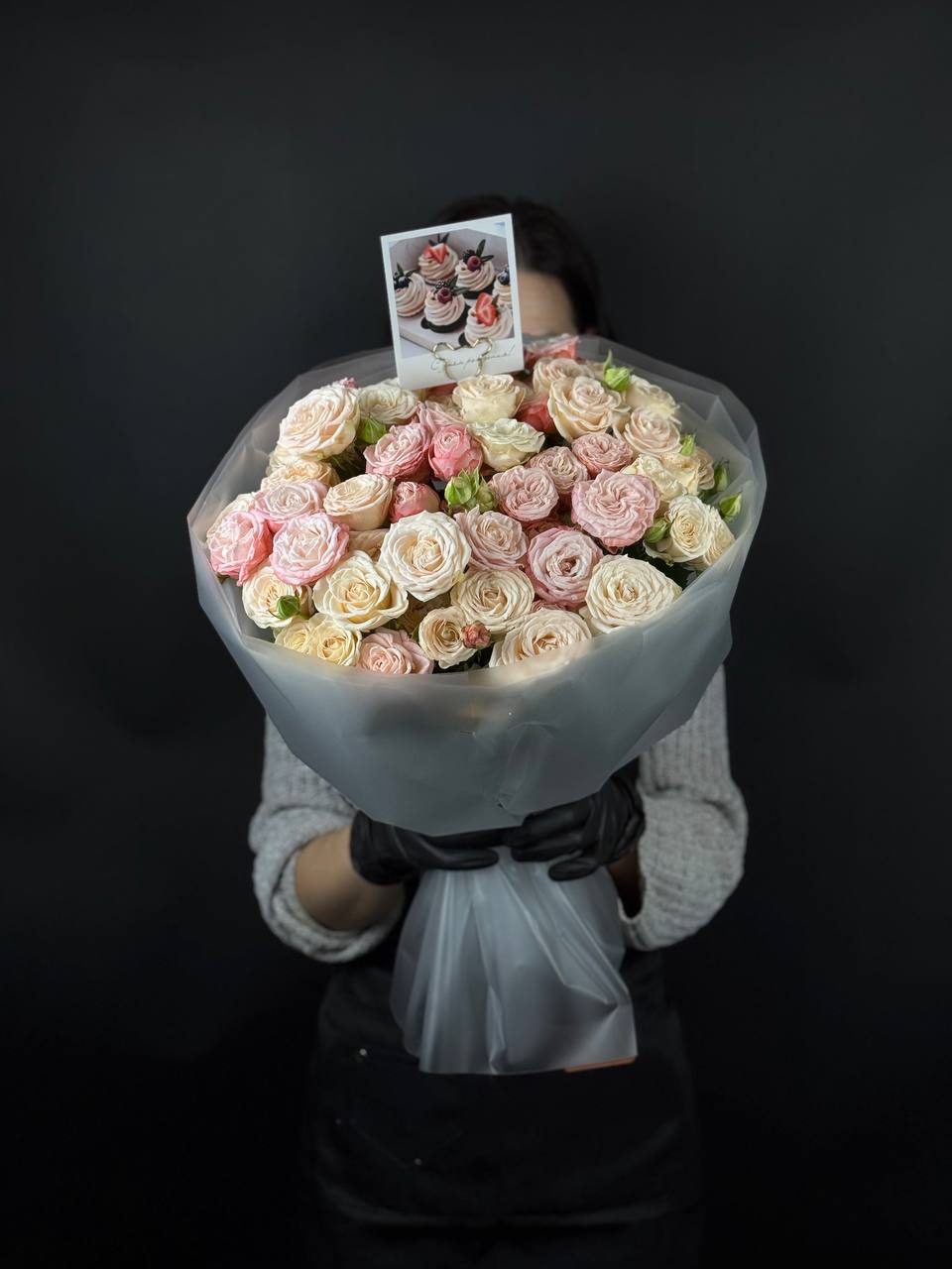 Букет из нежных кустовых роз 17шт