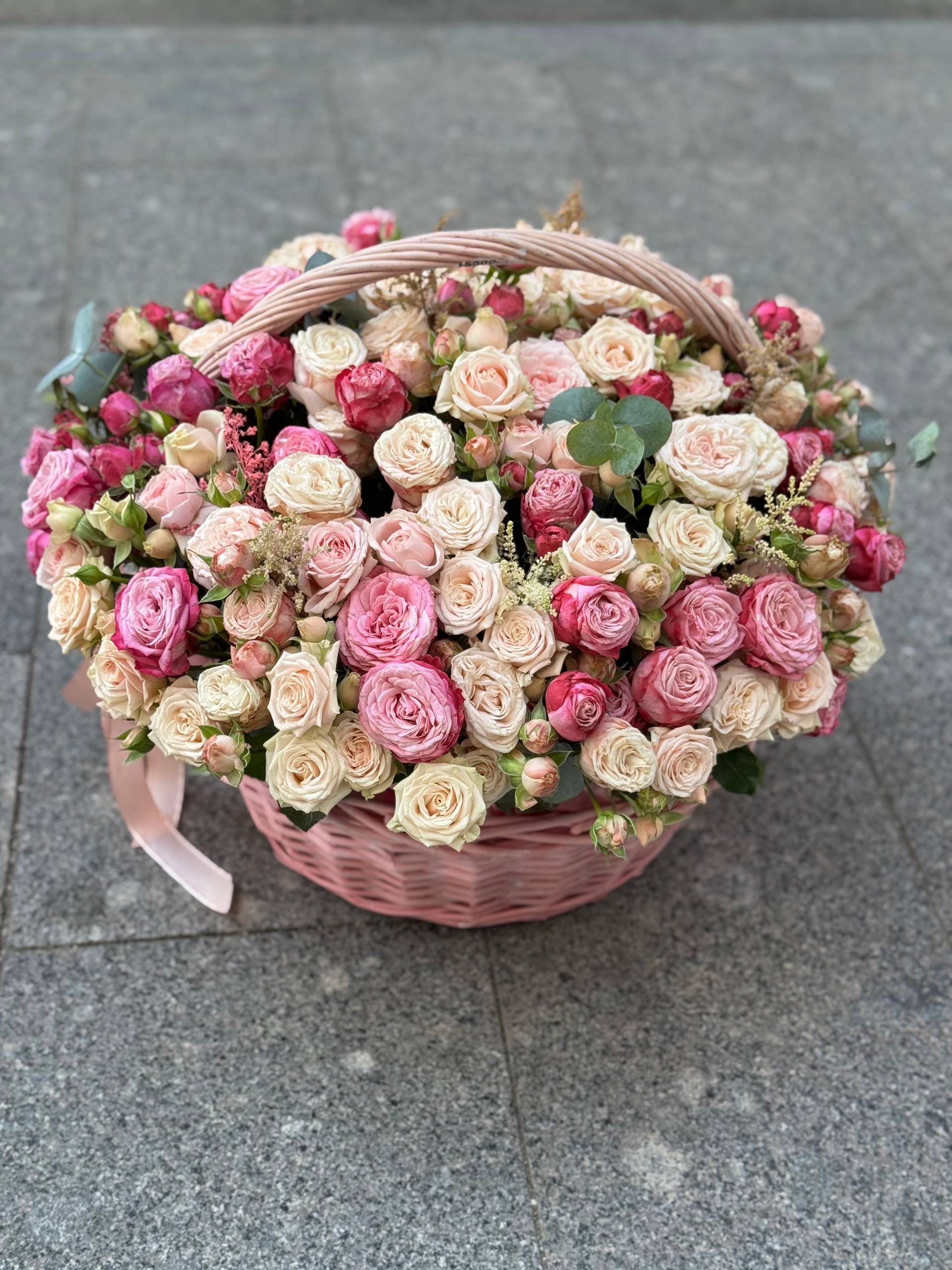 Корзина из кустовых роз микс
