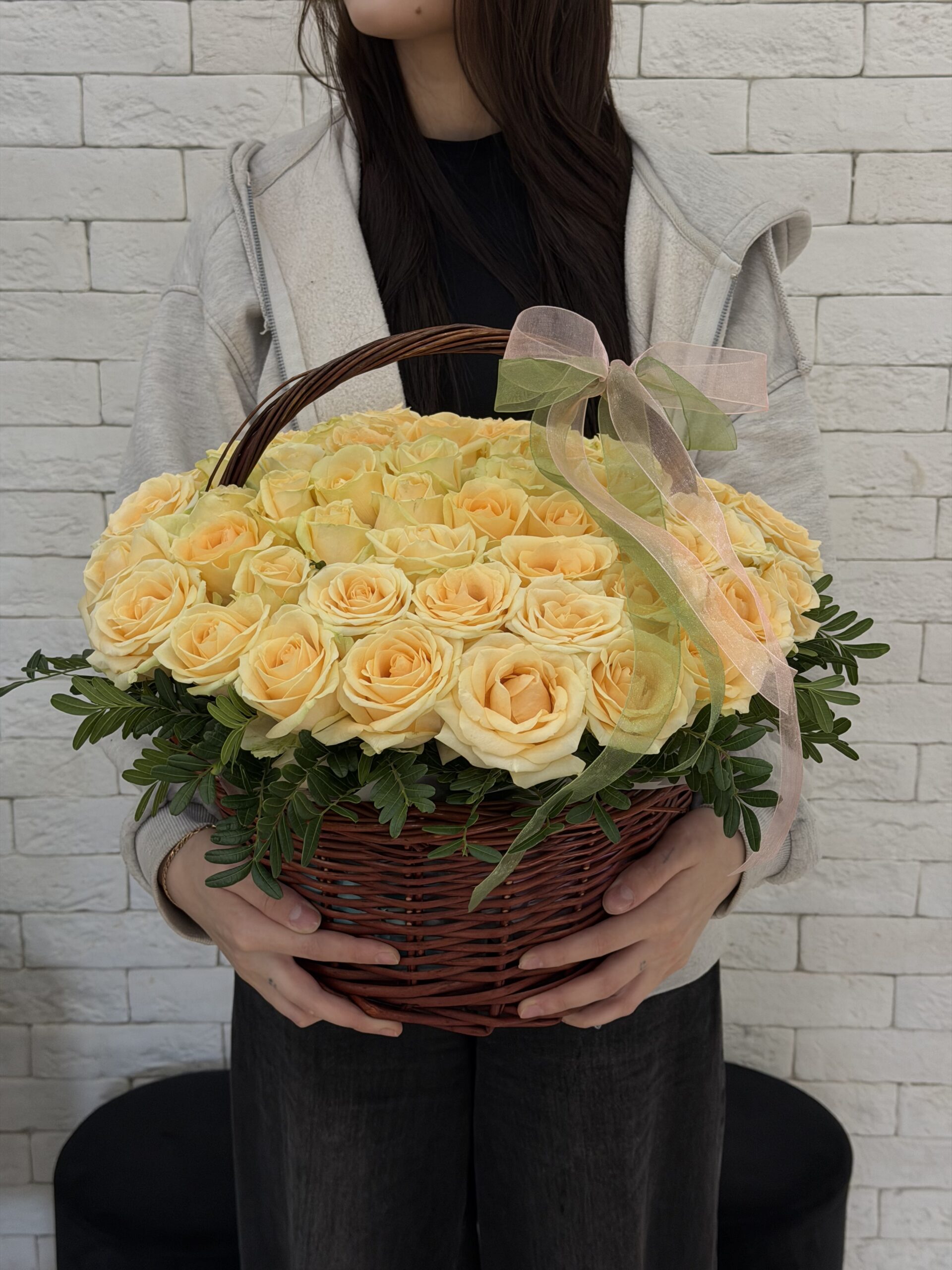 Корзина из роз Peach Avalanche 65 шт